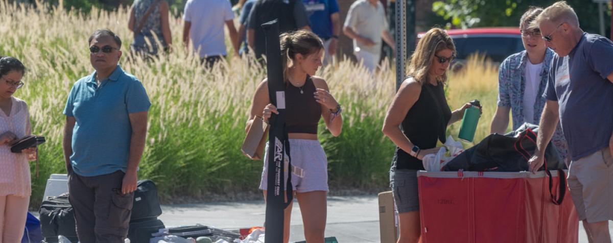 several students and families carrying items on Move-in Day
